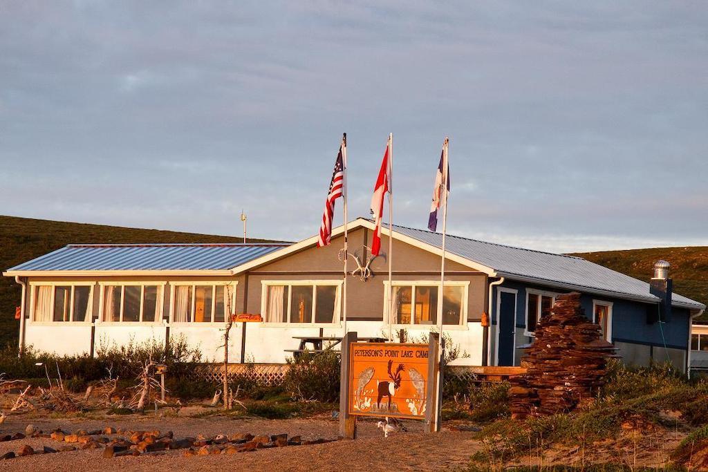 Peterson'S Point Lake Lodge Йеллоунайф Экстерьер фото